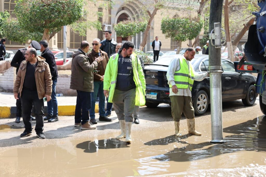 محافظ الجيزة يتفقد جهود شفط مياه الأمطار بمحور صفط اللبن وشوارع الدقي والعجوزة