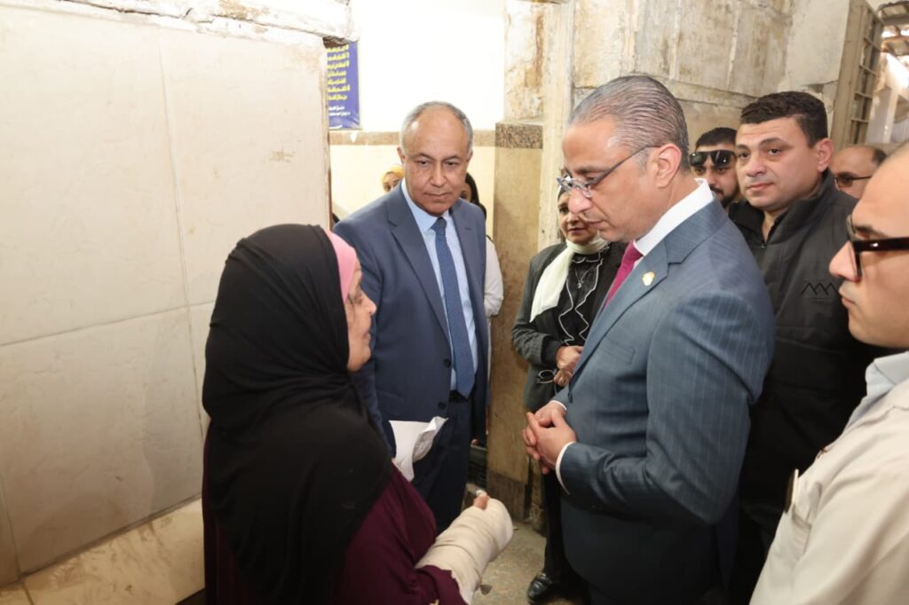محافظ الجيزة يتابع انتظام سير العمل بمستشفى أم المصريين وتواجد الأطقم الطبية والتمريض