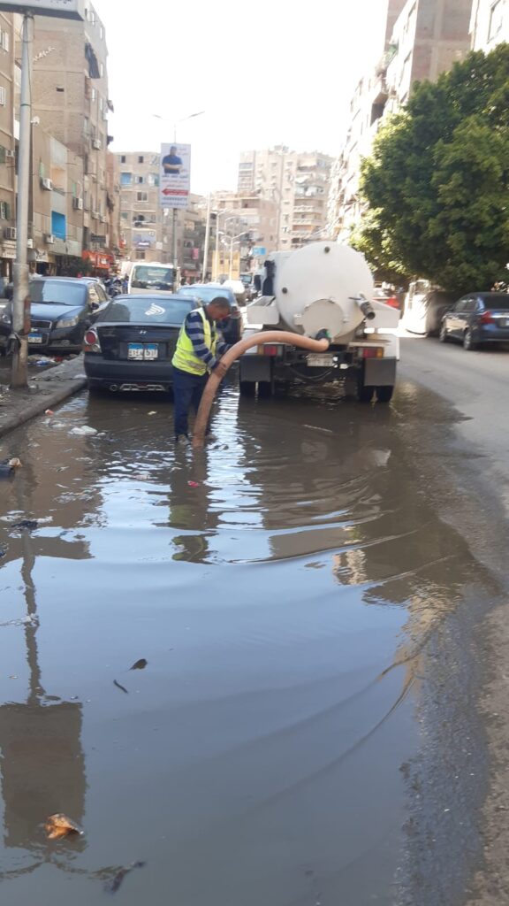 محافظ الجيزة يتابع جهود شفط مياه الأمطار وانتشار المعدات بالشوارع والمحاور لتسهيل حركة سير المواطنين 