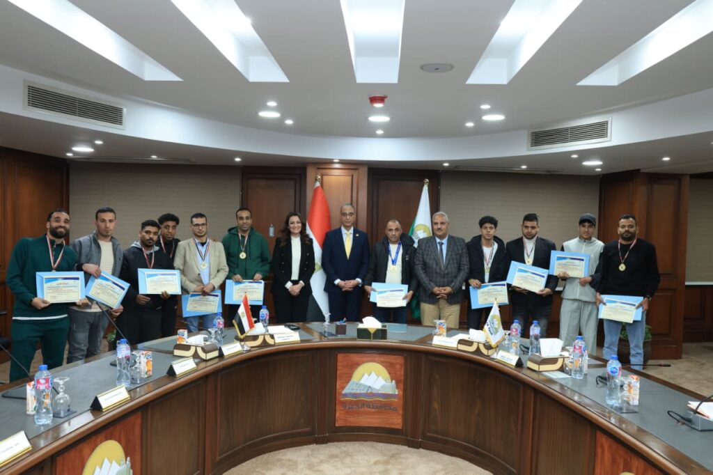 محافظ الجيزة يكرّم «فرسان الإرادة» بأوسيم بعد التتويج بكأس السوبر للدوري العام في كرة القدم السباعية محافظ الجيزة يكرّم «فرسان الإرادة» بأوسيم بعد التتويج بكأس السوبر للدوري العام في كرة القدم السباعية