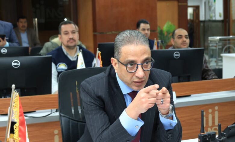 من داخل مركز السيطرة.. محافظ الجيزة يرصد ٤ حالات بناء مخالف بأبو النمرس ويوجّه بإزالتها الفورية والتحقيق مع المقصرين من داخل مركز السيطرة.. محافظ الجيزة يرصد ٤ حالات بناء مخالف بأبو النمرس ويوجّه بإزالتها الفورية والتحقيق مع المقصرين