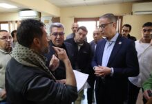 محافظ الجيزة يفاجئ المراكز التكنولوجية في الوراق ومنشأة القناطر بالوقوف على شباك المعاملات للتأكد من انجاز طلبات المواطنين