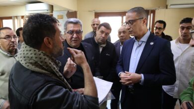 محافظ الجيزة يفاجئ المراكز التكنولوجية في الوراق ومنشأة القناطر بالوقوف على شباك المعاملات للتأكد من انجاز طلبات المواطنين