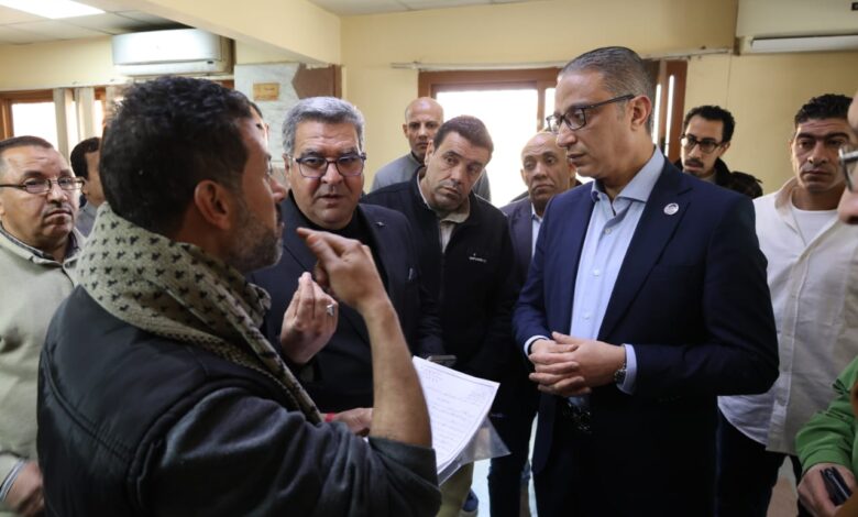 محافظ الجيزة يفاجئ المراكز التكنولوجية في الوراق ومنشأة القناطر بالوقوف على شباك المعاملات للتأكد من انجاز طلبات المواطنين