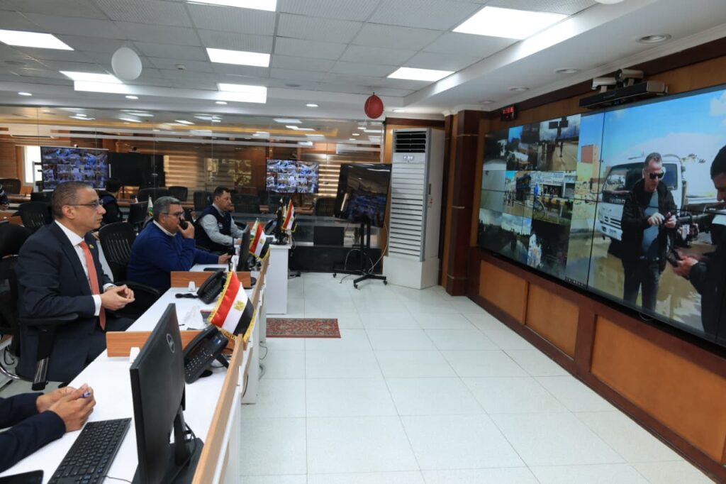 محافظ الجيزة يتابع جهود شفط مياه الأمطار بالطرق والمحاور وانتشار المعدات لمواجهة التقلبات الجوية