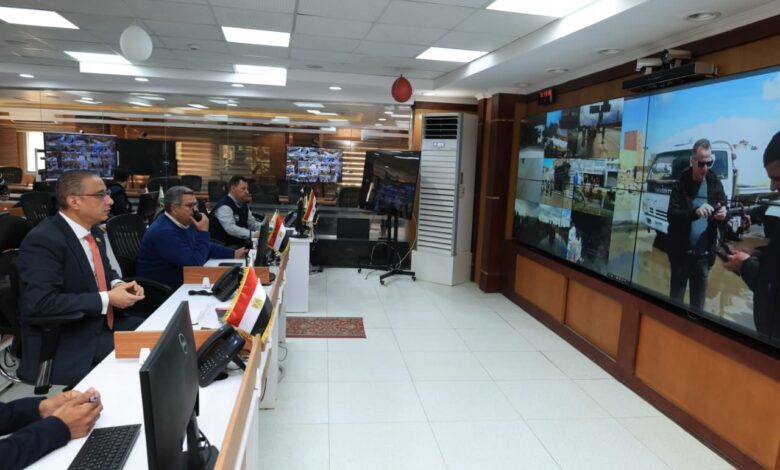 محافظ الجيزة يتابع جهود شفط مياه الأمطار بالطرق والمحاور وانتشار المعدات لمواجهة التقلبات الجوية