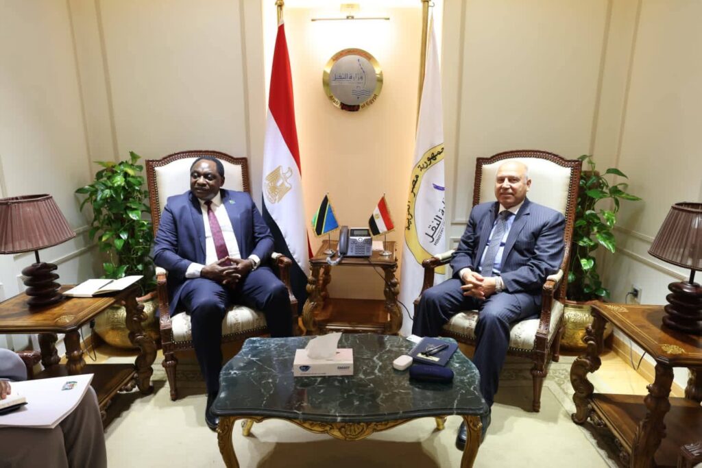 سفير تنزانيا يبحث مع وزير النقل تعزيز التعاون والارتقاء بالعلاقات الثنائية إلي آفاق أوسع من الشراكة والتكامل