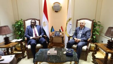 سفير تنزانيا يبحث مع وزير النقل تعزيز التعاون والارتقاء بالعلاقات الثنائية إلي آفاق أوسع من الشراكة والتكامل