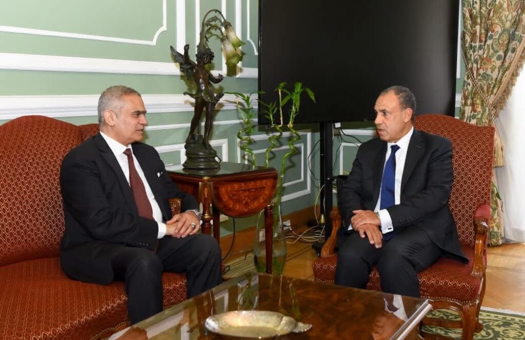 وزير الخارجية يستقبل رئيس اللجنة الوطنية لشئون اللاجئين