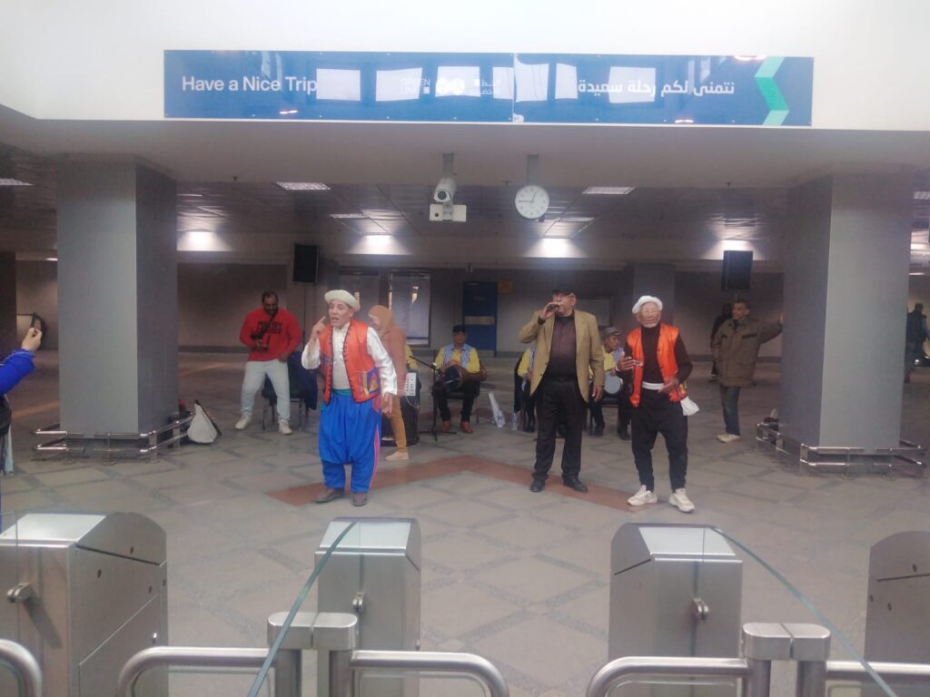 الثقافة تفاجئ جمهور محطة امبابة لمترو الأنفاق بعرض للسمسمية