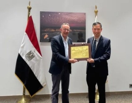 سفير فيتنام يجري مباحثات مع الرئيس التنفيذي للمتحف الكبير لتنشيط السياحة التراثية بين فيتنام ومصر