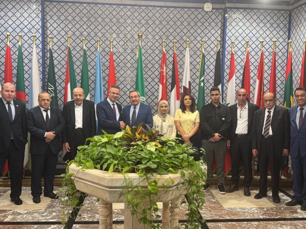 رئيس قطاع فلسطين بالجامعة العربية يلتقي وفدا من اتحاد المحامين العرب رئيس قطاع فلسطين بالجامعة العربية يلتقي وفدا من اتحاد المحامين العرب
