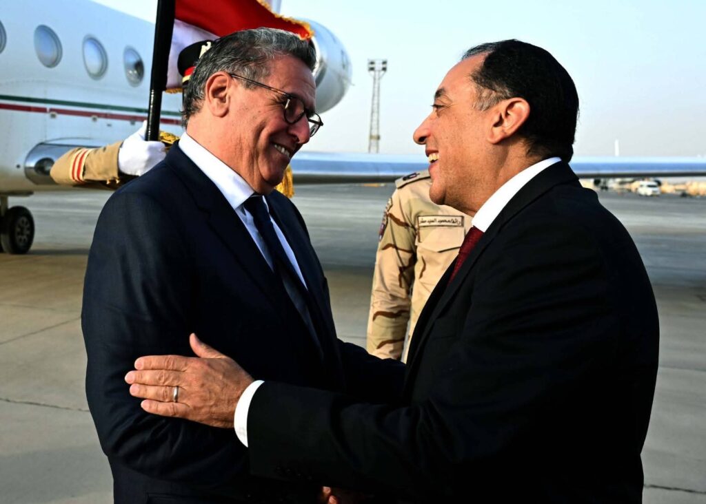 لتدشين الدورة الأولى للجنة التنسيق والمتابعة المصرية ـ المغربية:  رئيس الوزراء يستقبل نظيره المغربي في مطار القاهرة الدولي