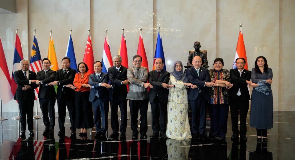 في إطار العام الدولي للتعاون البحري بحث الشراكة المستقبلية الاستراتيجية في اجتماع رابطة جنوب شرق آسيا في إطار العام الدولي للتعاون البحري بحث الشراكة المستقبلية الاستراتيجية في اجتماع رابطة جنوب شرق آسيا