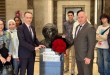 زهور روسية أمام تمثال جاجارين بالقاهرة