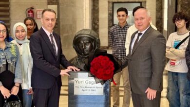 زهور روسية أمام تمثال جاجارين بالقاهرة زهور روسية أمام تمثال جاجارين بالقاهرة