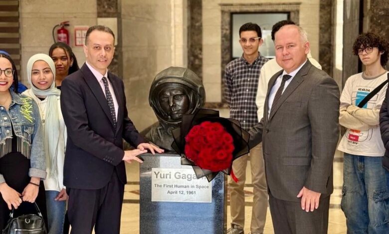 زهور روسية أمام تمثال جاجارين بالقاهرة