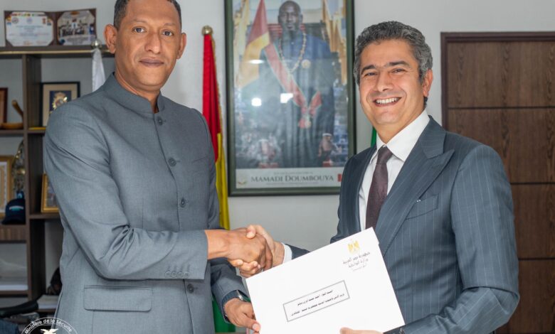 وزير الداخلية لغينيا كوناكري يشيد بدعم مصر في تعزيز العلاقات الشرطيه في لقاء السفير المصري