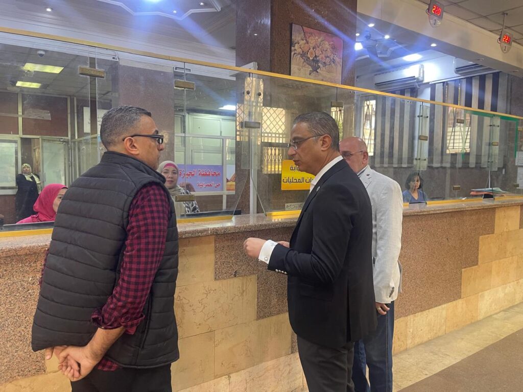 محافظ الجيزة يتفقد المركز التكنولوجي بحي العمرانية لمتابعة إنجاز معاملات المواطنين