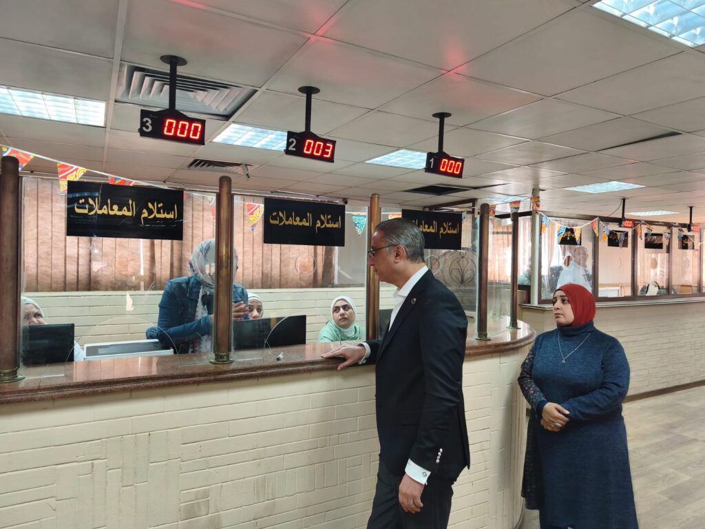 محافظ الجيزة يتفقد المركز التكنولوجي بالعجوزة لمتابعة انتظام سير العمل وآراء المواطنين المترددين عليه محافظ الجيزة يتفقد المركز التكنولوجي بالعجوزة لمتابعة انتظام سير العمل وآراء المواطنين المترددين عليه