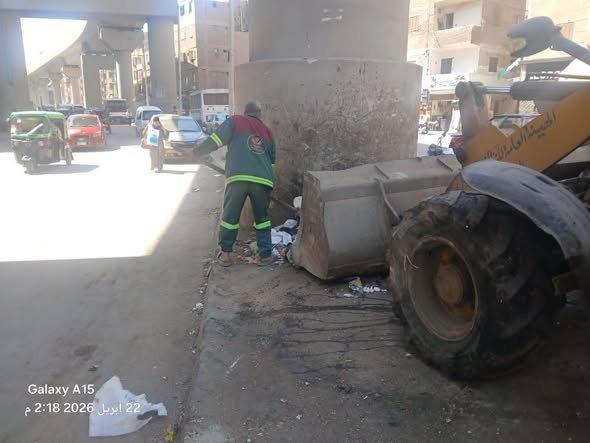 محافظ الجيزة يزيل موقف عشوائي للسرفيس بشارع محمد حجازي ويوجه بحملات مكبرة على مواقف السرفيس العشوائية بإمبابة لضبط الشارع