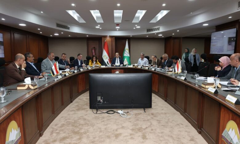محافظ الجيزة يعقد اللقاء الأسبوعي لبحث شكاوى المواطنين محافظ الجيزة يعقد اللقاء الأسبوعي لبحث شكاوى المواطنين