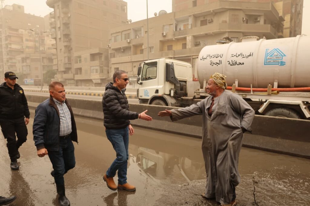 محافظ الجيزة يتفقد جهود شفط مياه الأمطار بمطالع ومنازل محاور عمرو بن العاص والفريق كمال عامر والطريق الدائري وشارع جامعة الدول العربية