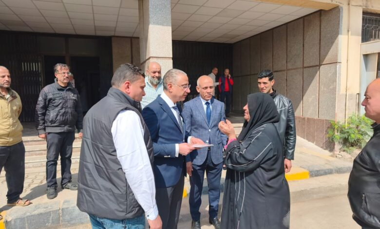 محافظ الجيزة يستجيب لمواطنة ويوجه بتوفير فرصة عمل لها خلال جولة ميدانية