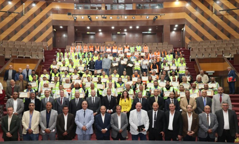 محافظ الجيزة يكرم عمال النظافة والسائقين تقديرًا لدورهم الكبير في التعامل مع موجة الأمطار الأسبوع الماضي