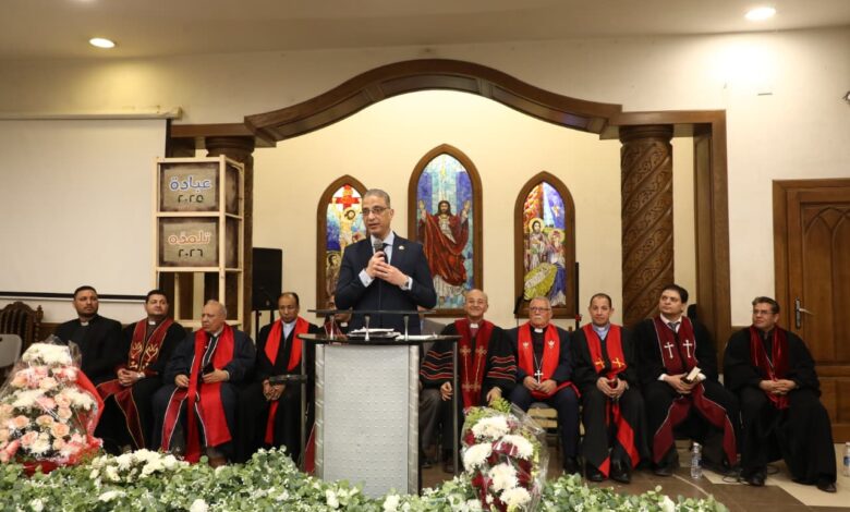 محافظ الجيزة يزور مقر الكنيسة الإنجيلية بالجيزة للتهنئة بعيد القيامة المجيد