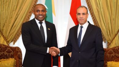 وزير الخارجية يستقبل نظيره القُمري لبحث سبل تعزيز العلاقات الثنائية والتنسيق حول القضايا الإقليمية والدولية