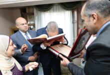 وسط أجواء من البهجة.. محافظ الجيزة يشارك فتيات مؤسسة الرعاية الاجتماعية للبنات بإمبابة فرحة عيد الأضحى المبارك
