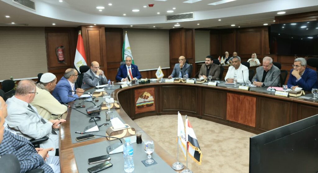 محافظ الجيزة يبحث سبل دعم مصانع الطوب بالصف وتيسير إجراءات التقنين للأراضي المقام عليها انشطتهم