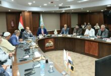 محافظ الجيزة يبحث سبل دعم مصانع الطوب بالصف وتيسير إجراءات التقنين للأراضي المقام عليها انشطتهم