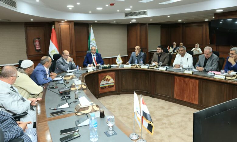 محافظ الجيزة يبحث سبل دعم مصانع الطوب بالصف وتيسير إجراءات التقنين للأراضي المقام عليها انشطتهم