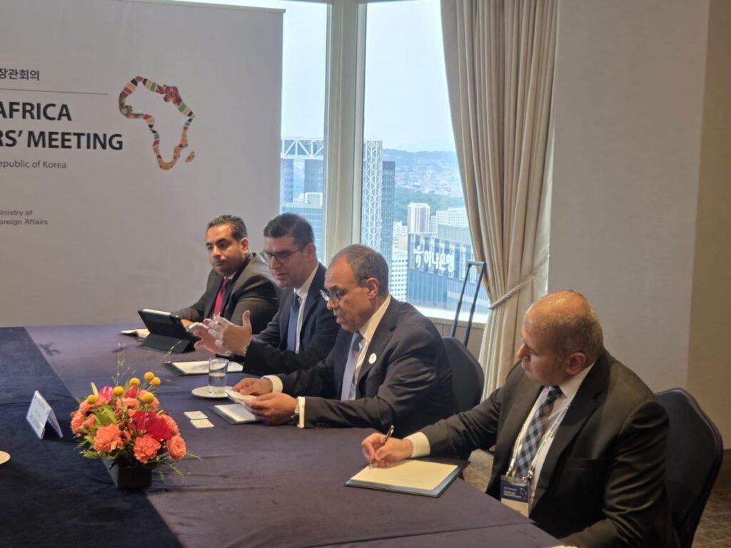 وزير الخارجية يلتقي المدير التنفيذي ورئيس مجموعة عمليات صندوق التعاون للتنمية الاقتصادية بالبنك الكوري للتصدير والاستيراد