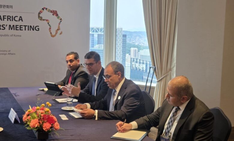 وزير الخارجية يلتقي المدير التنفيذي ورئيس مجموعة عمليات صندوق التعاون للتنمية الاقتصادية بالبنك الكوري للتصدير والاستيراد وزير الخارجية يلتقي المدير التنفيذي ورئيس مجموعة عمليات صندوق التعاون للتنمية الاقتصادية بالبنك الكوري للتصدير والاستيراد