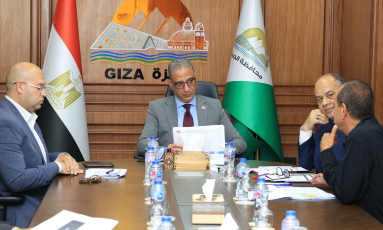 محافظ الجيزة يعقد لقاءً لمناقشة خطط العمل ومتابعة مستوى الخدمات بمركز ومدينة أبو النمرس